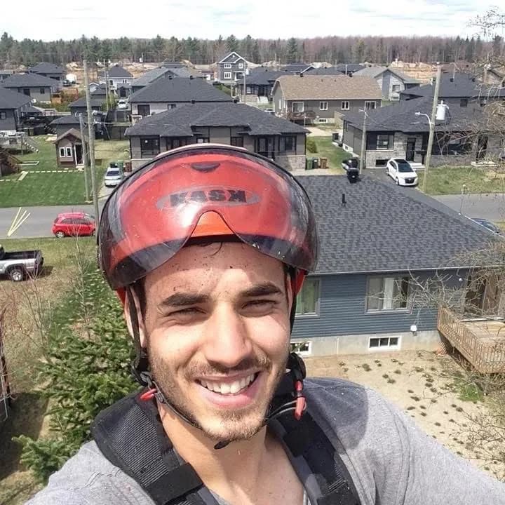 Sébastien Gaudet, arboriste-grimpeur Apex Élagage, en hauteur dans un arbre avec casque et harnais