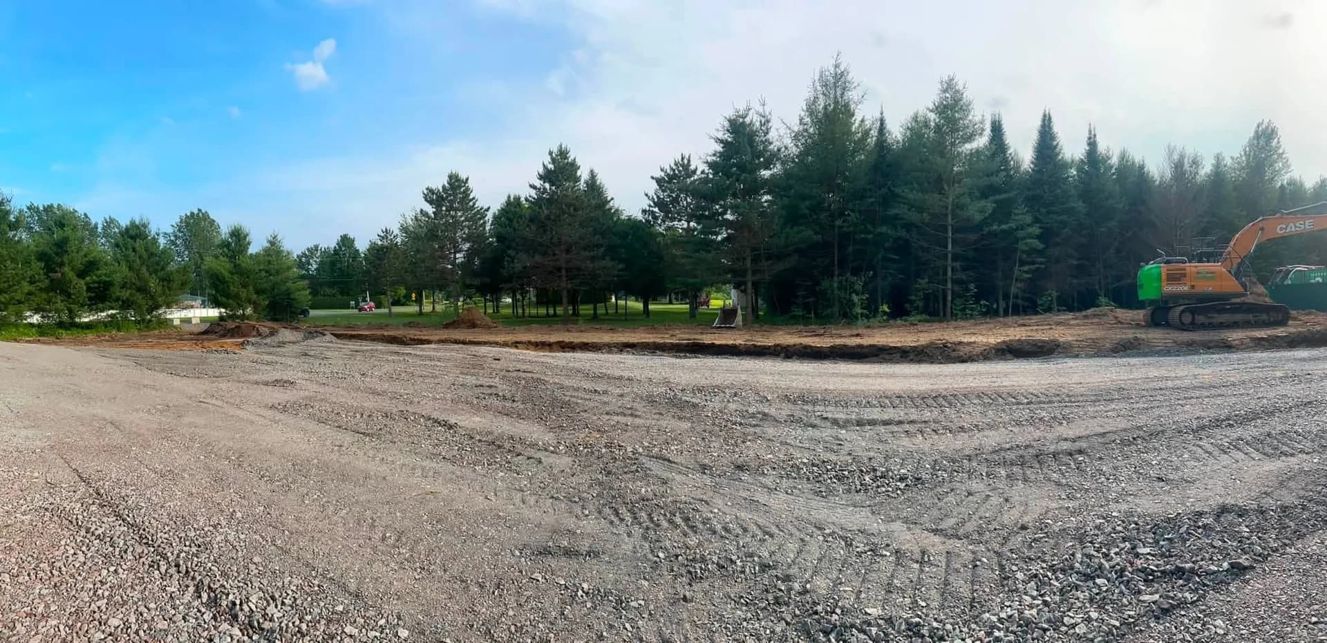 Vue d'ensemble du terrain déboisé à Saint-Samuel, surface dégagée jusqu'à la lisière d'arbres matures