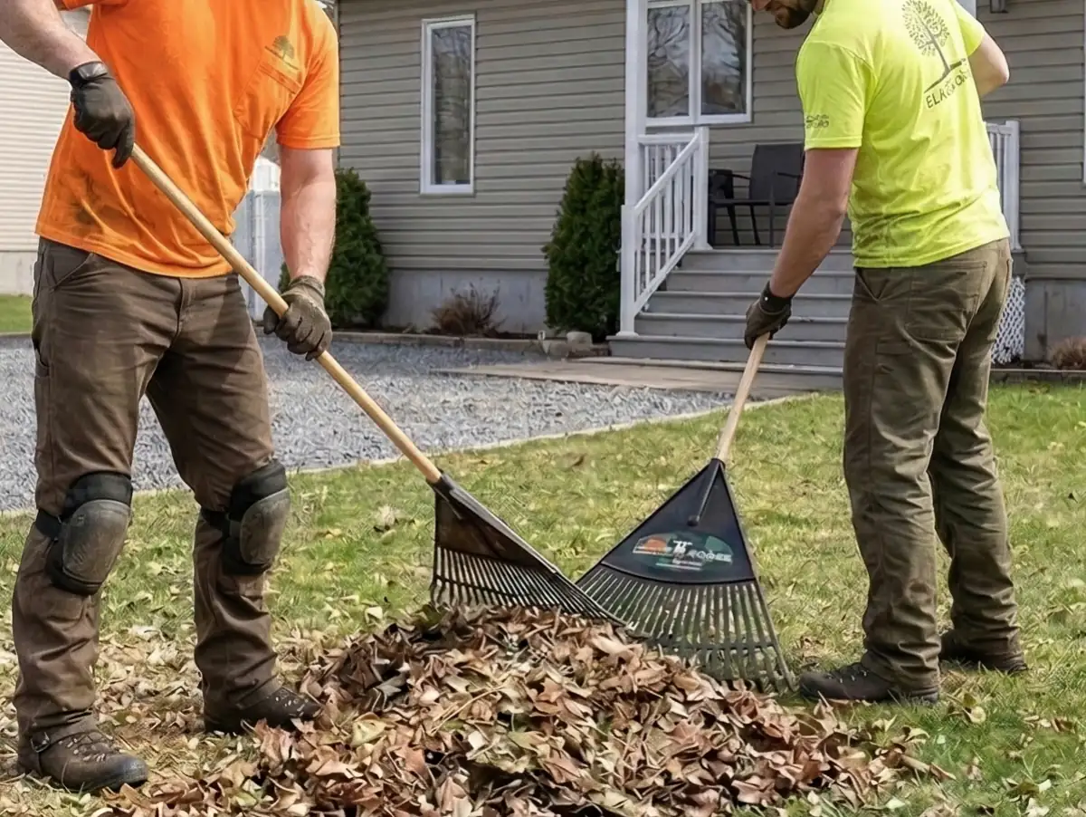 Ramassage et déchiquetage de branches sur place avec déchiqueteuse Apex après chantier d'élagage résidentiel